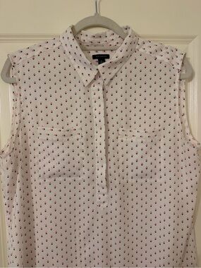 Ann Taylor White Sleeveless Button-Down Blouse with Pink and Navy Dot Motif